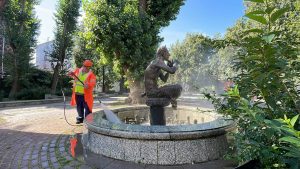 Промывку фонтанов организовали в саду «Аквариум». Фото: страница Городского хозяйства Москвы в социальных сетях