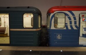 Головные вагоны поездов метро украсят ко Дню народного единства. Фото: Анна Быкова, «Вечерняя Москва»
