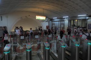 Индукционные петли для пассажиров с нарушением слуха появились на станциях метро Москвы. Фото: архив, «Вечерняя Москва»