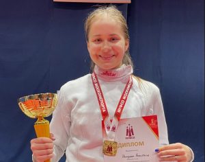 Ученица школы №1284 выиграла турнир по фехтованию. Фото взято из социальных сетей учебного заведения