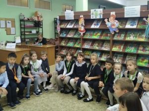 Первоклассники школы №1500 познакомились с местной библиотекой. Фото взято с официальной страницы образовательного учреждения в социальных сетях