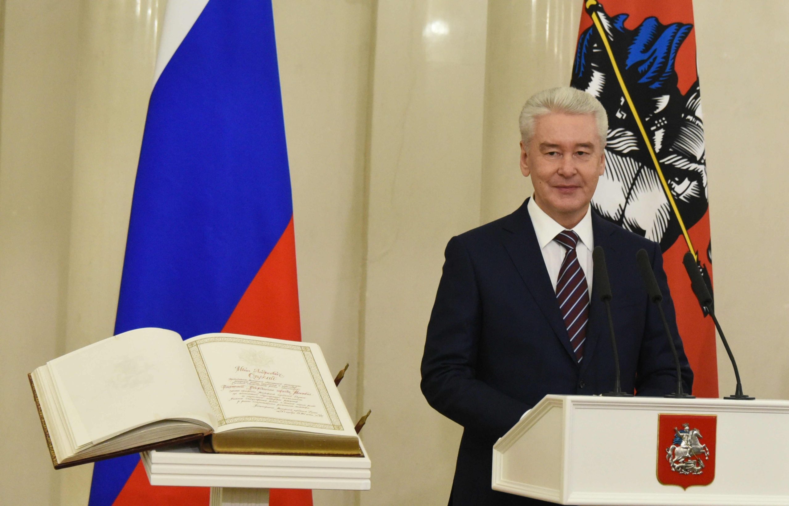 Мер г москва. Сергей Собянин. Мэр Москвы Собянин награждает женщин. Собянин белый зал. Собянин вручает награду женщине.