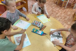 Выставка рисунков состоялась в детском саду при «Пушкинской школе». Фото взято из социальных сетей учебного заведения