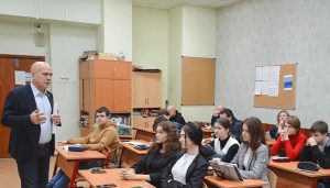 Эксперты Московского аналитического центра провели урок в школе №315. Фото взято из социальных сетей МАЦ