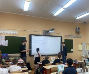 Урок математики для третьеклассников провели ученики школы №1284. Фото взято из социальных сетей учебного заведения