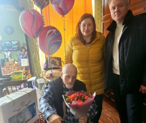 Сотрудники управы Красносельского района поздравили с юбилеем выдающегося педагога. Фото: страница управы в социальных сетях.