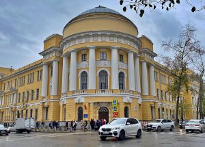 Доцент кафедры ТМОМИ ИМИ МПГУ встретился со школьниками. Фото: Анна Быкова, «Вечерняя Москва»