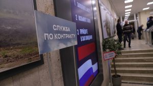 Музыкант Ян Марти выступил в Едином пункте отбора на военную службу по контракту в Москве. Фото: Анастолий Цымбалюк, «Вечерняя Москва»