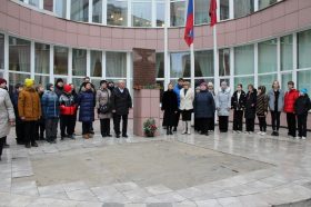 Торжественная церемония возложения цветов к обелиску прошла в школе №1500. Фото: страница управы района в социальных сетях