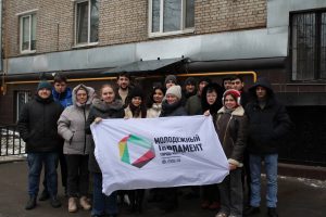 Представители Молодежной палаты района привели в порядок отделение Совета ветеранов. Фото: страница управы района в социальных сетях