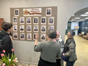 Члены Молодежной палаты района приняли участие в организации выставки. Фото: страница Молодежной палаты Красносельского района в социальных сетях 