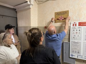 Памятные таблички в память о ветеранах установили в районе. Фото: страница управы Красносельского района в социальных сетях
