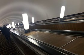 О символах Великой Отечественной войне на станции метро «Комсомольская» рассказали жителям столицы. Фото: Анна Быкова, «Вечерняя Москва»