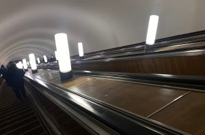 О символах Великой Отечественной войне на станции метро «Комсомольская» рассказали жителям столицы. Фото: Анна Быкова, «Вечерняя Москва»