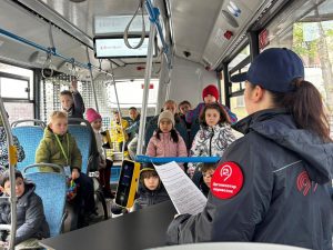 Внимание на дороге: для учеников школы №1284 провели лекцию о ПДД. Фото: страница школы №1284 в социальных сетях