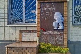 Активисты Молодежной палаты района привели в порядок памятные доски. Фото: страница управы района в социальных сетях