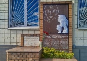 Активисты Молодежной палаты района привели в порядок памятные доски. Фото: страница управы района в социальных сетях