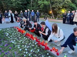 Представители Красносельского района приняли участие в акции ко Дню памяти и скорби. Фото: официальная страница управы Красносельского района в социальных сетях.