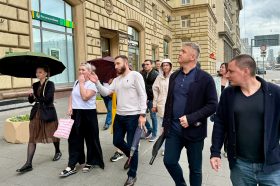 Представители управы обсудили благоустройство двора с жителями домов Красносельского района. Фото: официальная страница управы Красносельского района в социальных сетях