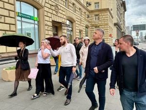 Представители управы Красносельского района обсудили благоустройство двора с жителями домов. Фото: официальная страница управы Красносельского района в социальных сетях