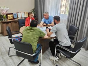 Сотрудники управы и жители района обсудили вопросы о размещении ограждающих конструкций во дворе. Фото: страница управы в социальных сетях