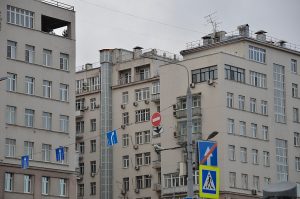 Сотрудники ГБУ «Жилищник Красносельского района» провели проверку домов на безопасность. Фото: Анна Быкова, «Вечерняя Москва»