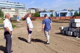 Представители управы Красносельского района проверили ход работ по благоустройству Алексеевского ставропигиального женского монастыря. Фото: официальная страница управы Красносельского района в социальных сетях