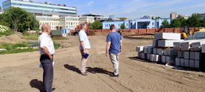 Представители управы Красносельского района проверили ход работ по благоустройству Алексеевского ставропигиального женского монастыря. Фото: официальная страница управы Красносельского района в социальных сетях
