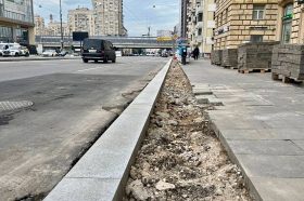 Представители управы проверили ход благоустройства у метро «Красносельская». Фото: страница управы Красносельского района в социальных сетях