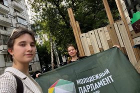 Представители МП Красносельского района провели обход детской площадки. Фото: официальная страница МП Красносельского района в социальных сетях