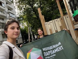 Представители молпалаты Красносельского района провели обход детской площадки. Фото: официальная страница МП Красносельского района в социальных сетях