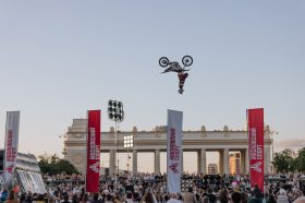 Москвичей и туристов пригласили на площадку фестиваля «Ночь московского спорта» на Мясницкой. Фото: пресс-служба столичного Департамента спорта