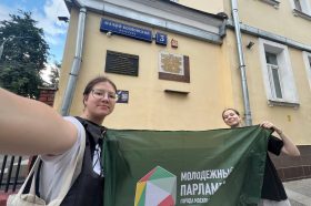 Юные парламентарии провели патриотическую акцию. Фото: страница Молпалаты района в социальных сетях