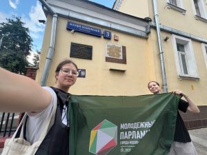 Юные парламентарии провели патриотическую акцию. Фото: страница Молпалаты района в социальных сетях