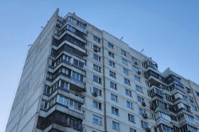 Специалисты ГБУ «Жилищник Красносельского района» проверили дома на безопасность. Алина Моисеенко, «Вечерняя Москва»