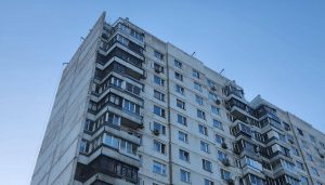 Специалисты ГБУ «Жилищник Красносельского района» проверили дома на безопасность. Алина Моисеенко, «Вечерняя Москва»
