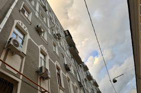 Был проверен ход работы капитального ремонта дома №16. Фото: страница управы Красносельского района в социальных сетях