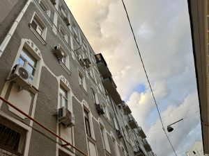 Глава управы Светлана Орлова проверила ход работы капитального ремонта дома №16. Фото: страница управы Красносельского района в социальных сетях