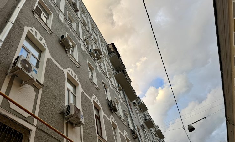 Был проверен ход работы капитального ремонта дома №16. Фото: страница управы Красносельского района в социальных сетях