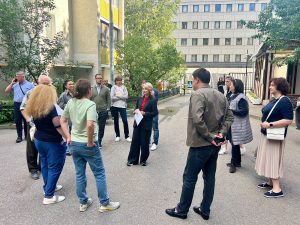 Глава управы района и директор «Жилищника» встретились с жителями. Фото: страница управы Красносельского района в социальных сетях