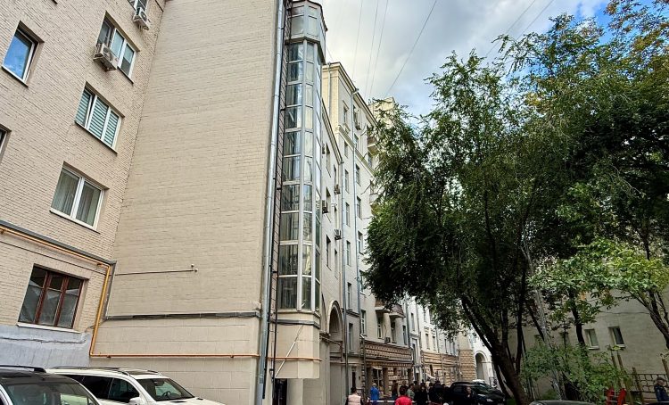 Администрация Красносельского района провели обход двух домов. Фото: страница управы Красносельского района в социальных сетях