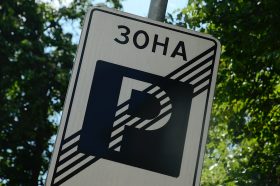 Парковки со шлагбаумом доступны рядом с вокзалами района. Фото: Анна Быкова, «Вечерняя Москва»