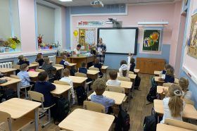 Сотрудник библиотеки №267 провел мероприятие в школе №1500. Фото: страница библиотеки №267 имени Надежды Крупской в социальных сетях.
