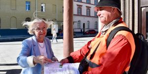 Более 350 навигационных указателей установили в трамваях маршрута №90. Фото: пресс-служба Московского метрополитена