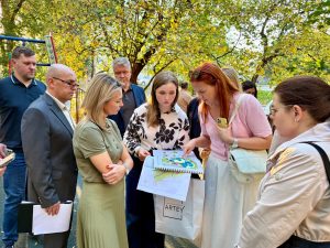 Глава управы Красносельского района встретилась с жителями дома во время обхода. Фото: страница управы Красносельского района в социальных сетях.