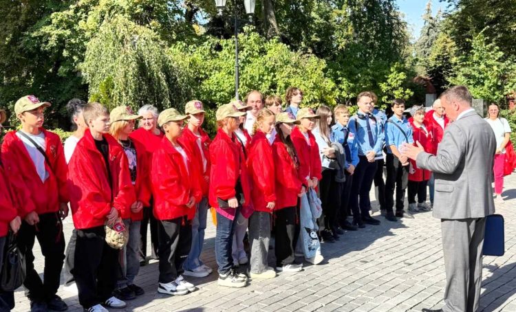Студенты КТМ приняли участие в мемориально-патронатной акции. Фото: страница Колледжа Московского транспорта в социальных сетях.