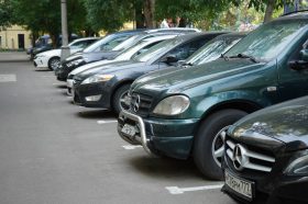 Освободили стоянку для автомобилей в Красносельском районе. Фото: Анна Быкова, «Вечерняя Москва»