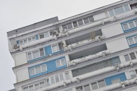 Сотрудники ГБУ «Жилищник Красносельского района» проверили дома на безопасность. Фото: Анна Быкова, «Вечерняя Москва»