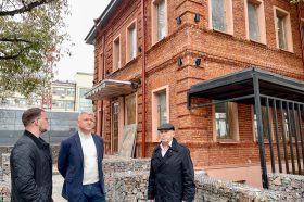 Реконструкцию исторического дома завершили в Красносельском районе. Фото: страница управы Красносельского района в социальных сетях.