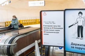 Информацию по правильному использованию эскалатора разместили на станции «Комсомольская». Фото: пресс-служба Московского метрополитена